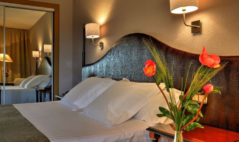 Doppelzimmer mit französischem bett – ausblick auf toledo Hotel Beatriz Toledo Auditórium & Spa